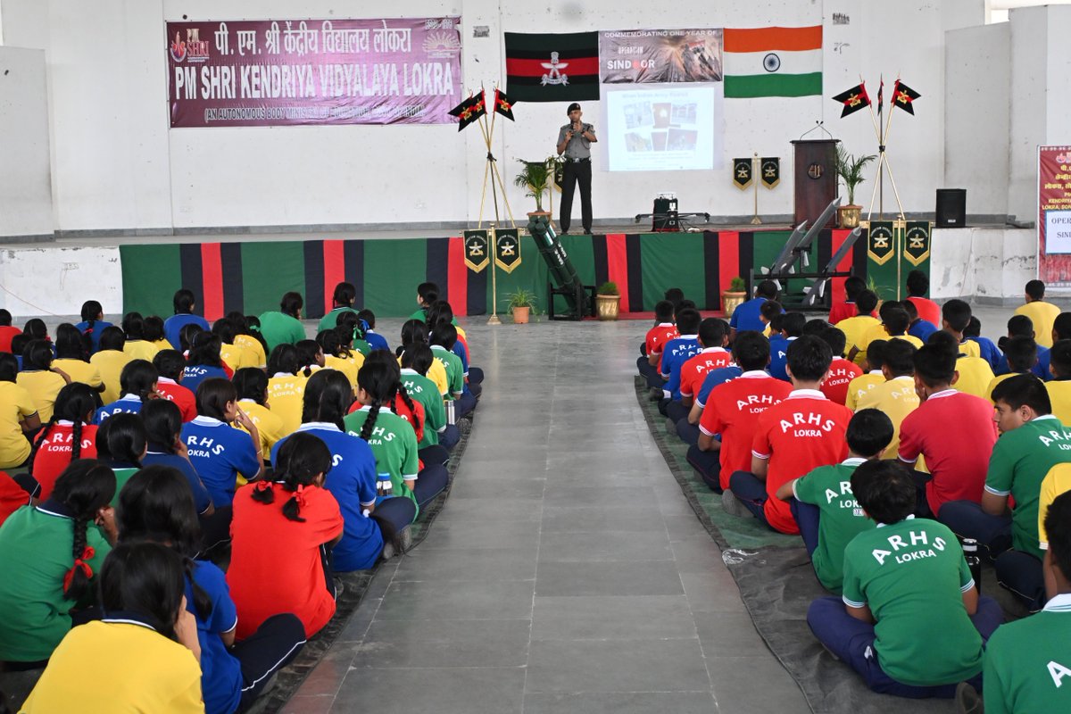 Spearcorps's tweet image. 𝗩𝗮𝗹𝗼𝘂𝗿 𝘁𝗵𝗮𝘁 𝗜𝗻𝘀𝗽𝗶𝗿𝗲𝘀

#AssamRifles under #SpearCorps commemorated one year of #OperationSindoor by conducting a lecture for students of PM SHRI Kendriya Vidyalaya, Assam Rifles High School Lokra, #Assam and Rayburn College, Churachandpur, #Manipur, highlighting