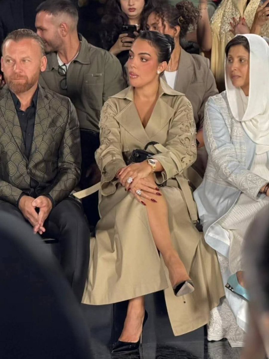 GeorginaRJr7's tweet image. Queen Georgina Rodríguez yesterday at Riyadh Fashion Week on its third day with a stunning look @georginagio 🥹🤎✨👑🛐#ronaldo #cr7 #cristianoronaldo #messi #georginarodriguez #georgina