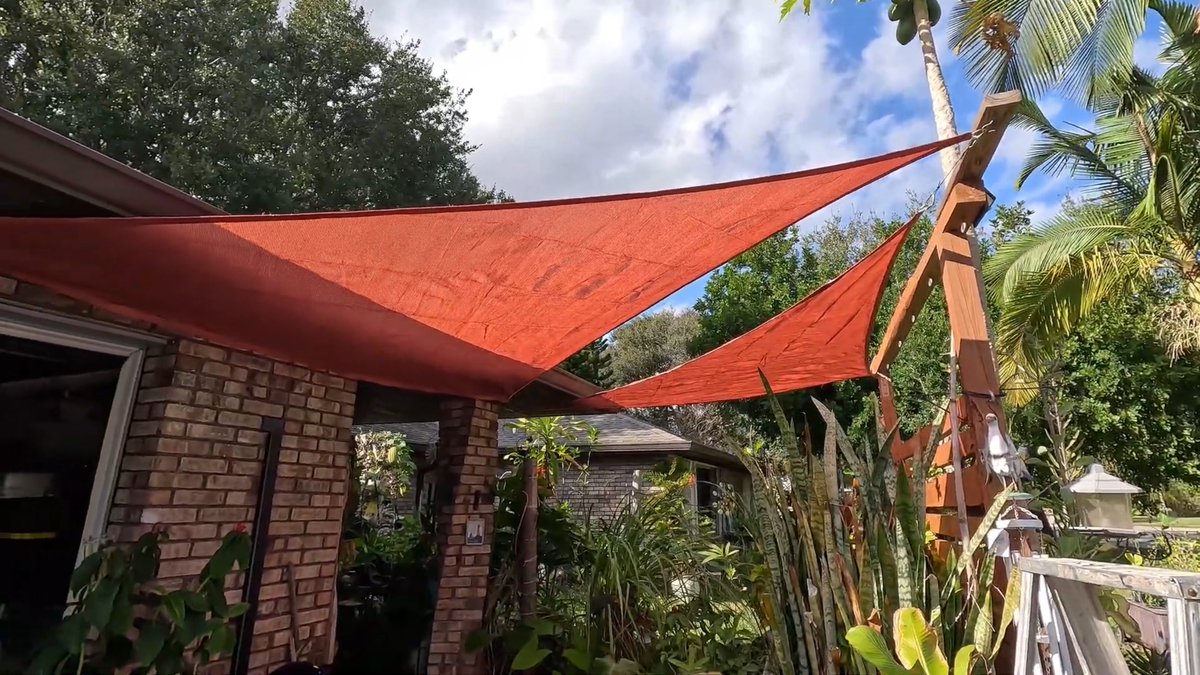 Yanis_Luv's tweet image. Add some style and shade with these sleek sails. Perfect for creating a cozy, chilled-out backyard. 🌞🌿 
#BackyardGoals #ShadeLife #OutdoorVibes