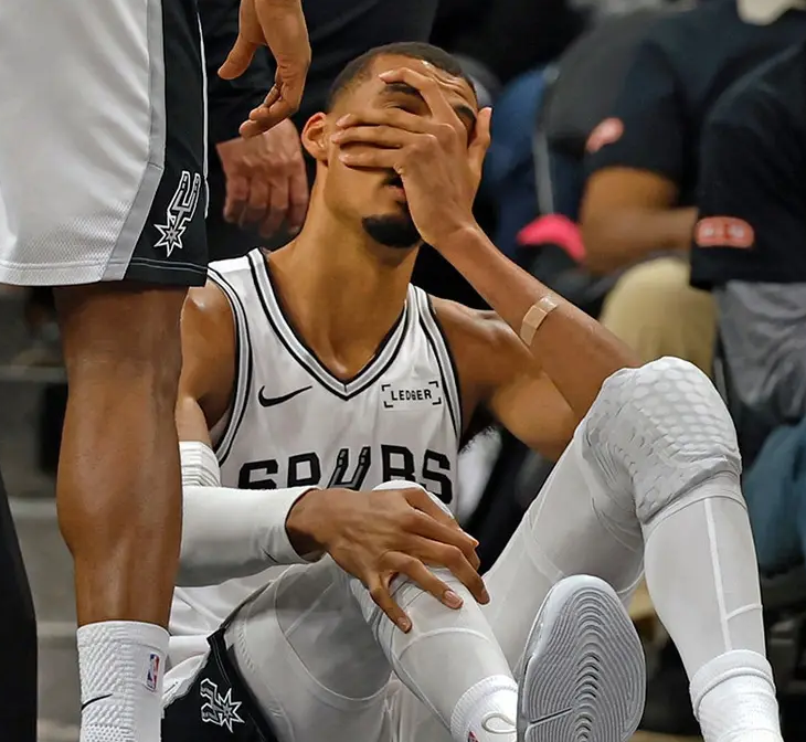 LaTeamBDT's tweet photo. J'ai joué 2x Wembanyama en Avril 🐟

🩼 Épaule en vrac contre les 76ers
🤕 Tête à tête avec le parquet contre Portland  

Le mec porte chance. https://t.co/IwZgjmKzqP