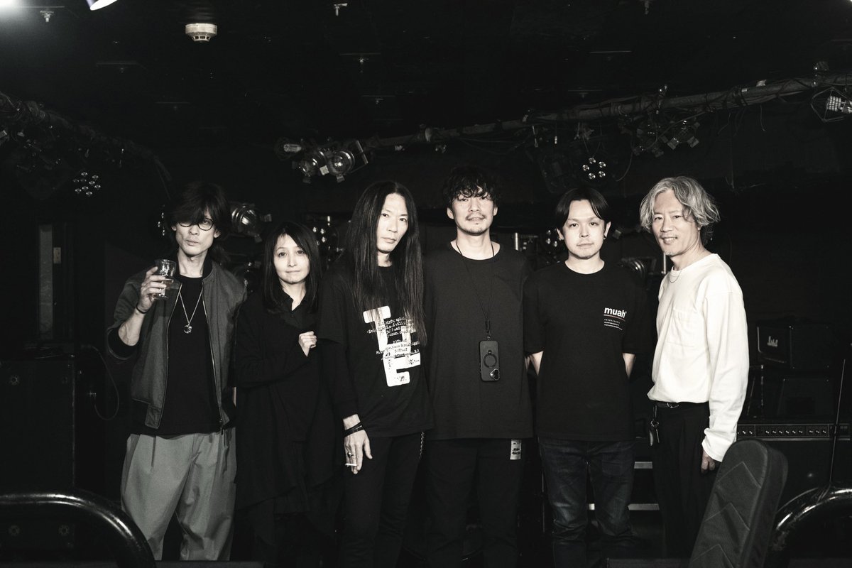 _101A's tweet photo. 4.19.Sun.は下北沢DaisyBarにてTHE ANDS 15周年記念「MORE…」第一回
に出演させて頂きました。

非常に濃密な演奏が繰り広げられた夜。
15周年本当におめでとうございます！
3月のワンマンまで幾つもの周年企画があるとの事。

終演後の両バンド
写真：大参久人

101Aライブ
写真：巣山映空」 https://t.co/Nwb6K4ZZMK