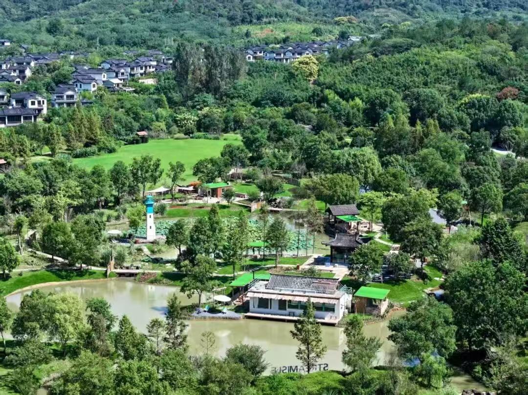 Hi_Deqing's tweet photo. Discover "Brook Island Coffee" in Fuxi's Guozhao Village—crystal lake, wooden cabin greenhouse among blooms & vintage charm. Visitors stroll, sip & snap by the water. A seeded plot promises a floral explosion soon! #Deqing #Fuxi #SpringEscape #LakesideCafe https://t.co/xT5XYYiiUd