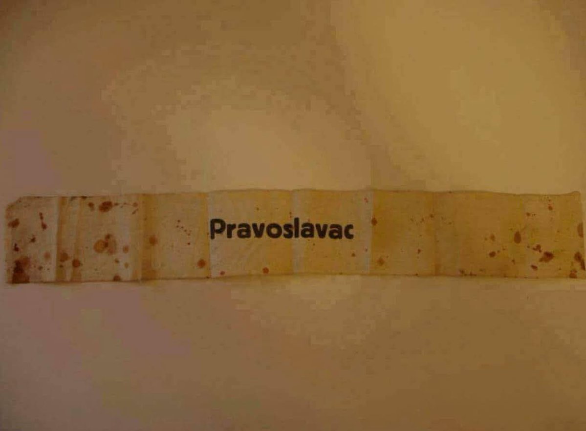 Sevastokrator3's tweet photo. Овако је изгледала трака коју су око руке носили Срби у НДХ као изопштеници из закона и друштва. Јевреји су држали повезе са Давидовом звијездом.

Као што се може видјети, трака са фотографије је натопљена крвљу несрећне жртве. https://t.co/i39C0hG9iN