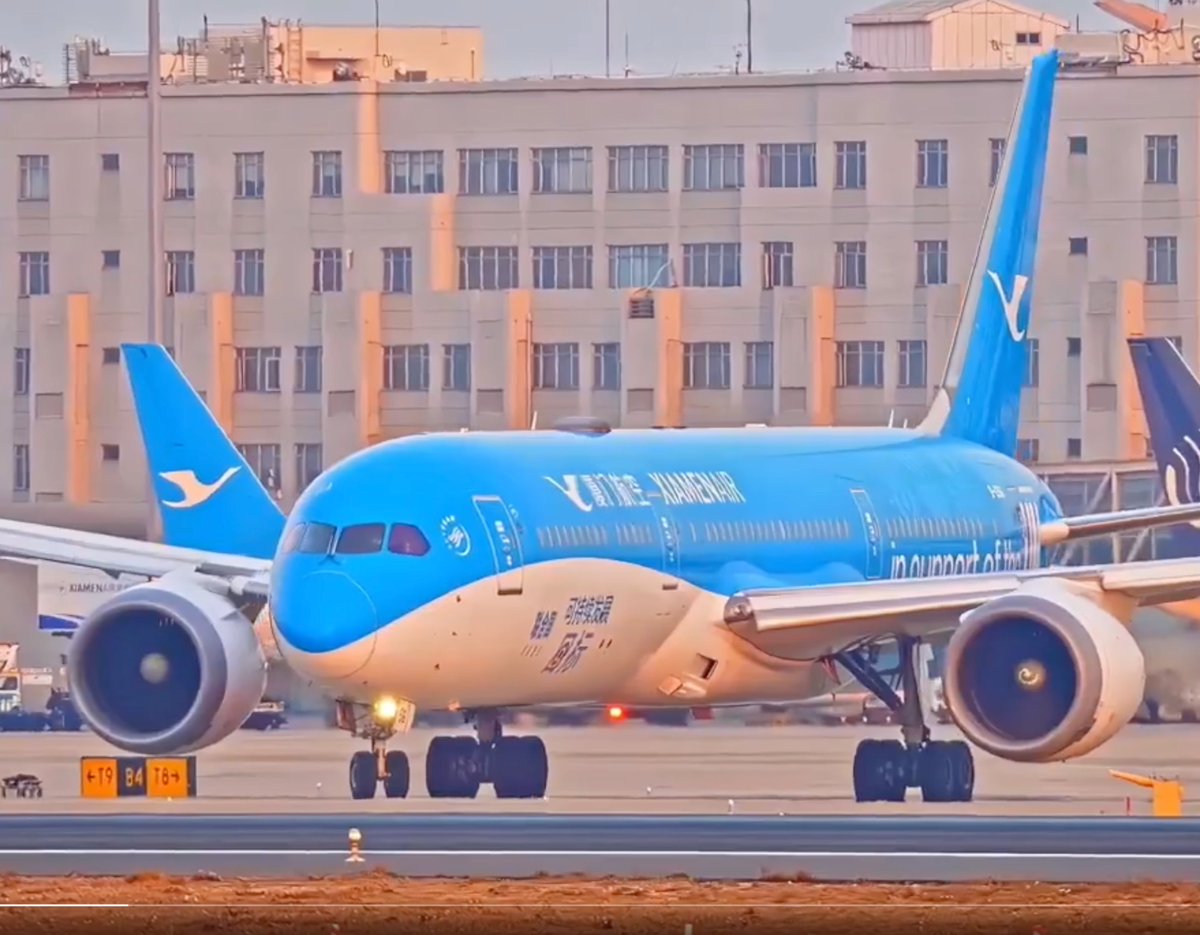 Gate7aviation's tweet image. Xiamen Airlines inaugure une nouvelle liaison vers Amsterdam

La compagnie aérienne chinoise lance une nouvelle liaison long-courrier vers l'Europe. À compter du 23 juin, elle reliera directement #Fuzhou à #Amsterdam. La liaison sera assurée deux fois par semaine, les mercredis