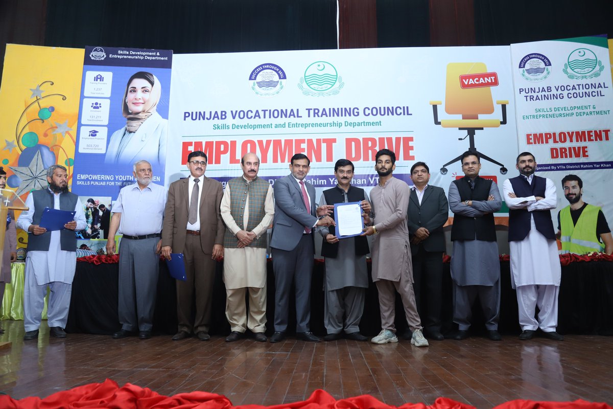 PVTC_Official's tweet photo. The event graced by Mr. M. Nadeem Akram , GM (Ops.) #PVTC, alongwith the RM (South) &amp; AM (BWP) and Mr. Amir Shehbaz (M. #CMPunjab #DCC), alongwith Mr. Waleed Khan, Pr. &amp; Mr. Saad Khan,VP #RYKCCI, Ch. M. Ashraf, Pr. #DBOM #RYK  &amp; Major (R) Adur Rauf, M. #DBOM H. H. Sheikh Khlifa. https://t.co/SOUqe2edS1
