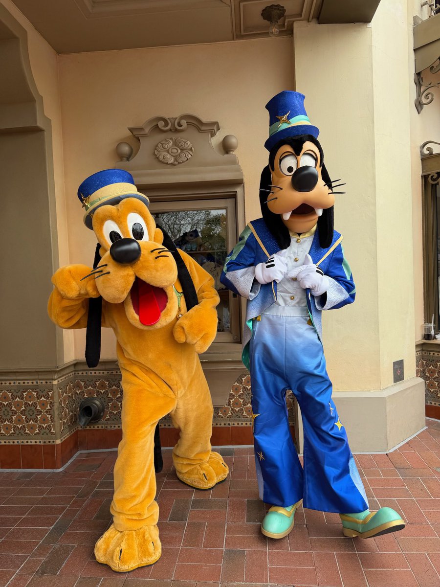 Cave0fWonders's tweet photo. ✨ Pluto et Goofy fêtent les 10 ans de Shanghai Disney Resort - 🏰 🇨🇳
📸 Merci @Ratatouille30 ✨
#SHDR https://t.co/LMgLhz6yRP