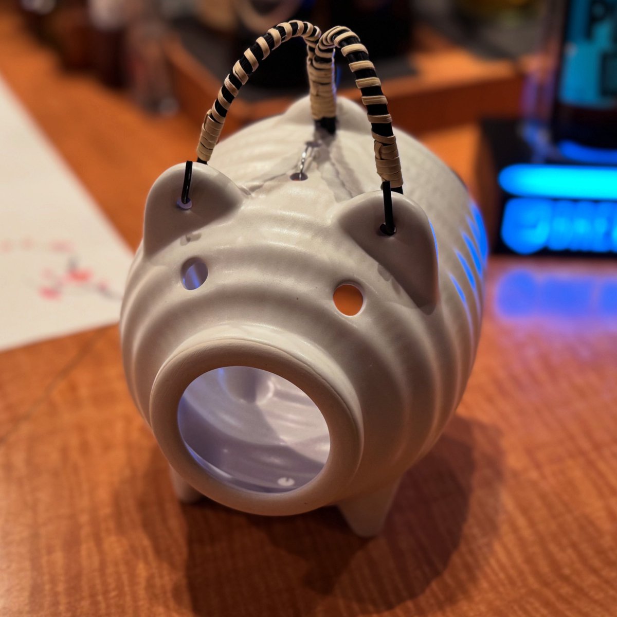 夏に向けて買った『蚊取り線香の豚』が届きました。

さすがにまだ使わないけど、5月に入ったらデビューさせようかと思っております。

てなわけで今日も17:00オープンです。

せっかくあった御予約も直前キャンセル。

やはり今日もお席には余裕あり。

皆様よろしくお願い致します〜m(_ _)m