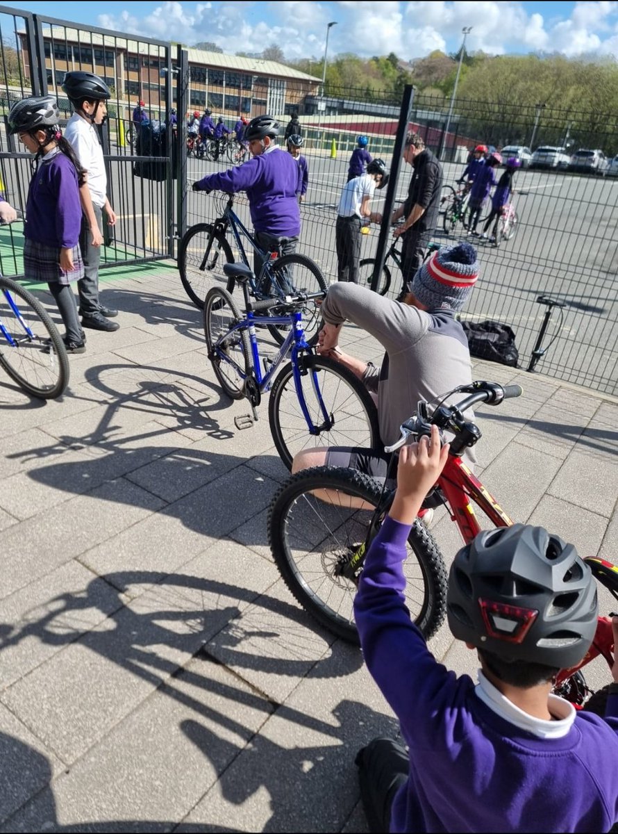 olive_bburn's tweet image. The Bikeability team are at school today teaching our pupils the skills and confidence to cycle on the roads.
@BikeabilityUK
#Safety
#Cycle
#SkillsForLife
#WeAreStar