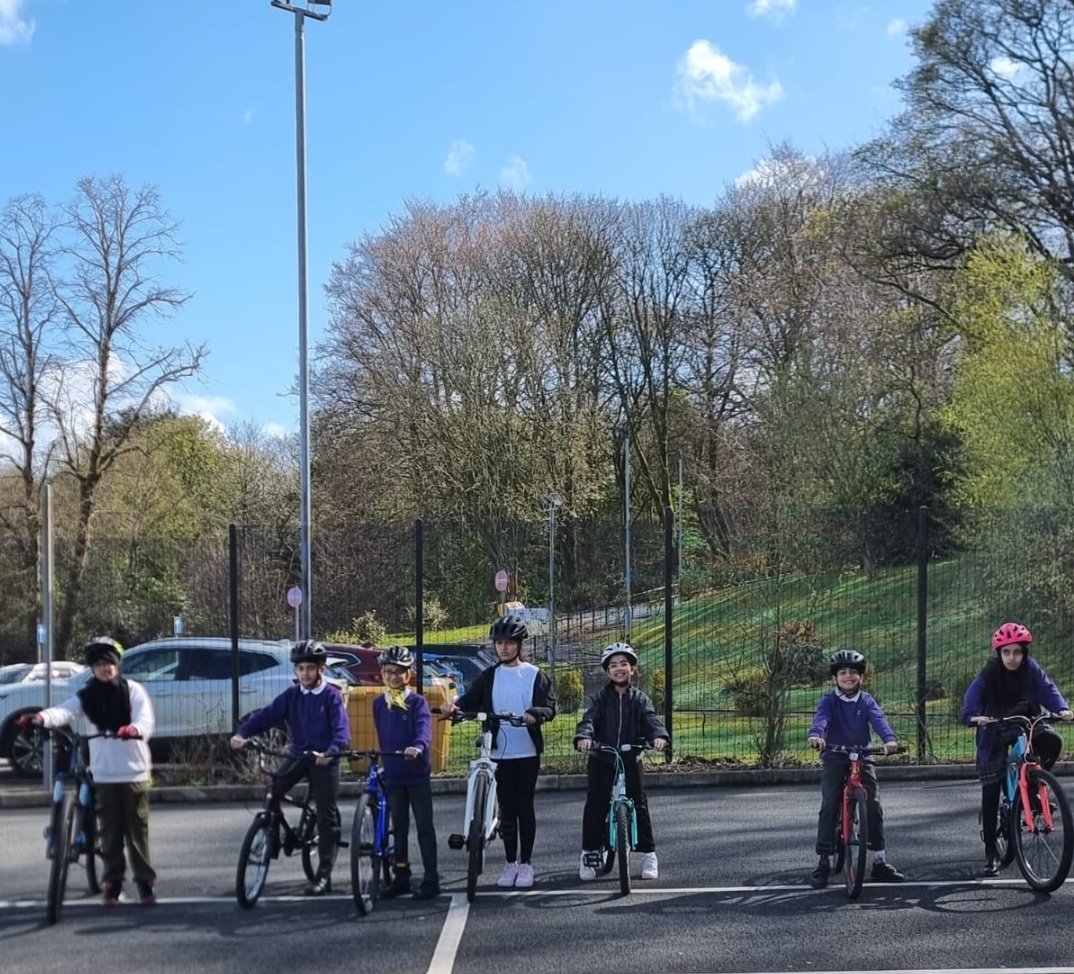 olive_bburn's tweet image. The Bikeability team are at school today teaching our pupils the skills and confidence to cycle on the roads.
@BikeabilityUK
#Safety
#Cycle
#SkillsForLife
#WeAreStar