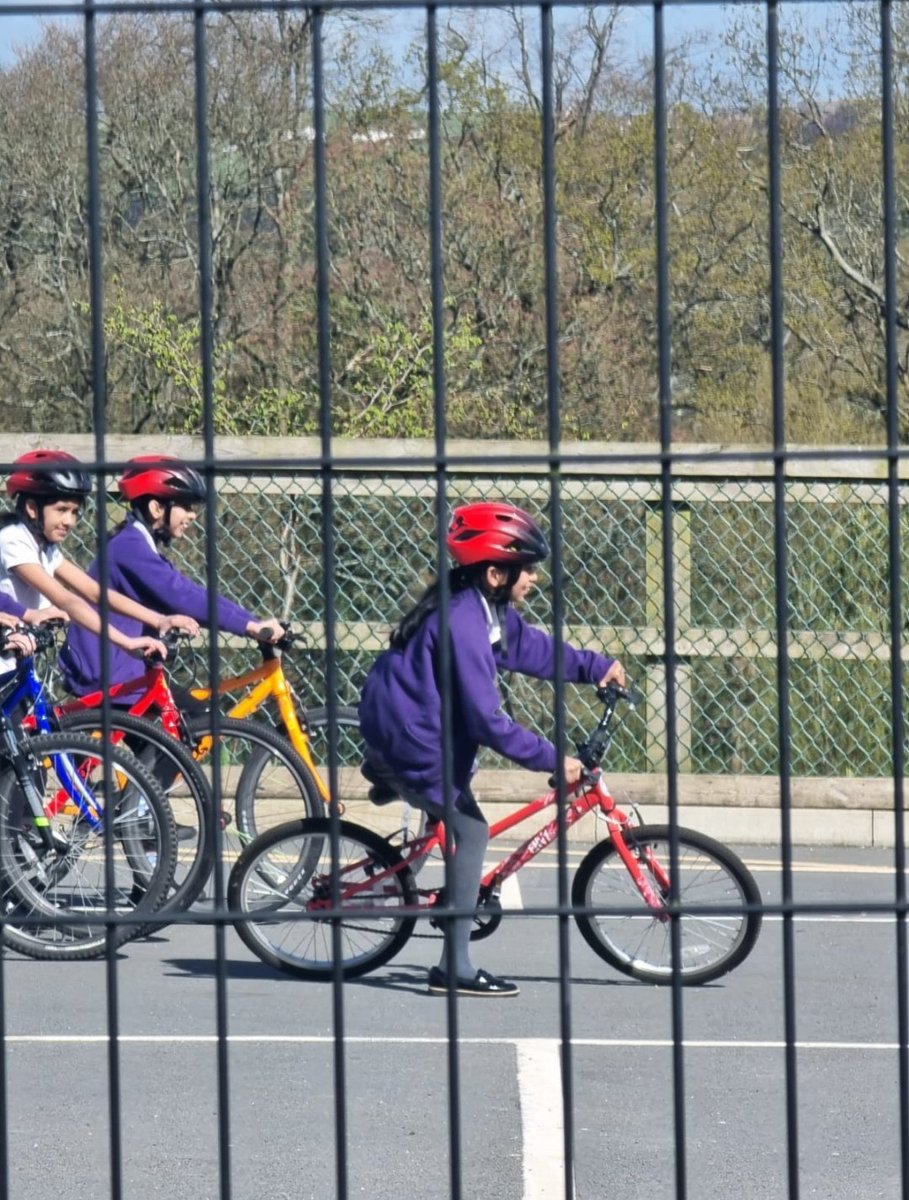 olive_bburn's tweet image. The Bikeability team are at school today teaching our pupils the skills and confidence to cycle on the roads.
@BikeabilityUK
#Safety
#Cycle
#SkillsForLife
#WeAreStar