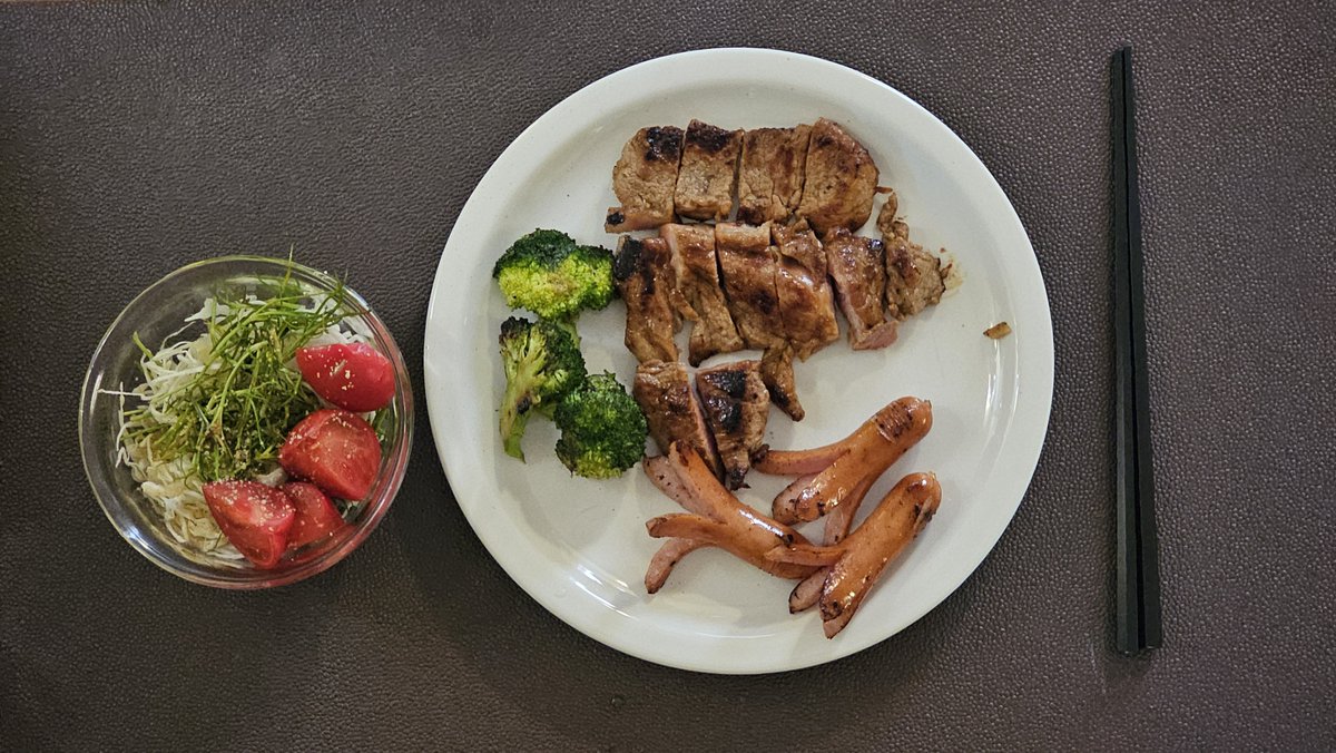 세발나물과 토마토를 곁들인 샐러드 형태