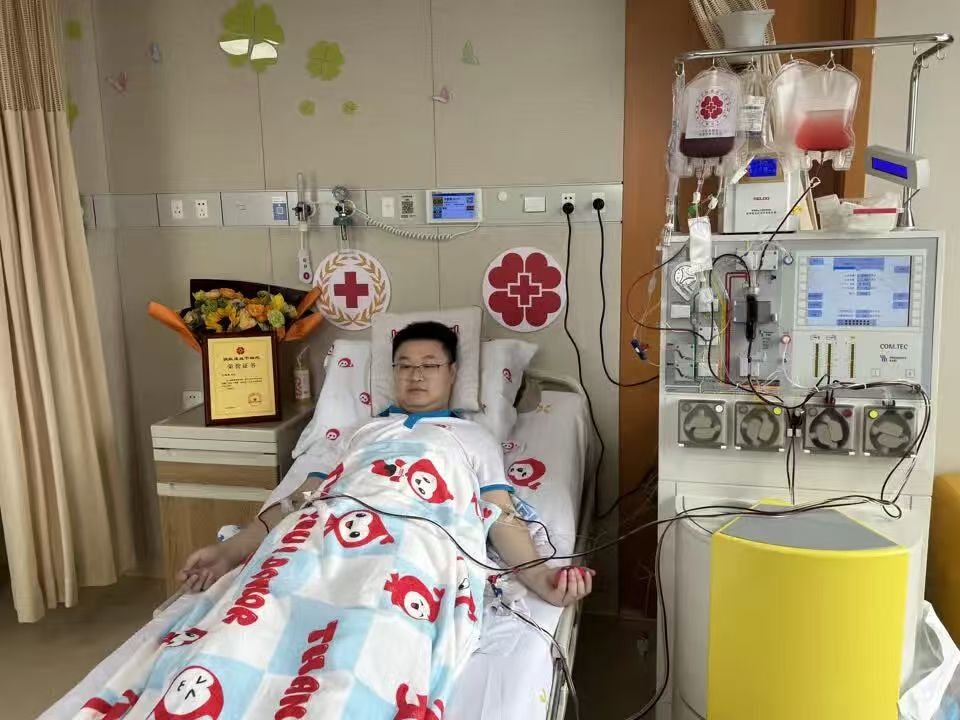 Hi_Deqing's tweet image. After 5+ hours of collection on April 21, post-90s Deqing native Xu Shenglan donated 255ml of stem cells—becoming Zhejiang's 1,389th donor. A stranger gets a second chance at life thanks to this local hero. #Deqing #StemCellDonor #LifeSaver #ZhejiangHero #DonateLife