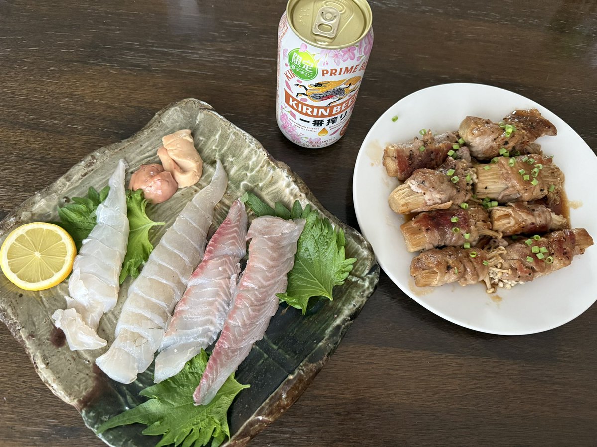 一日忙しかった…
片付け、魚捌いたり、ワラビの下拵え、実家にお裾分けと買い物

買って使ってなかった豚肉とエノキで肉巻き
グレとウマヅラのダブル肝和え

お昼抜いたのでフライングで乾杯です🍻✨