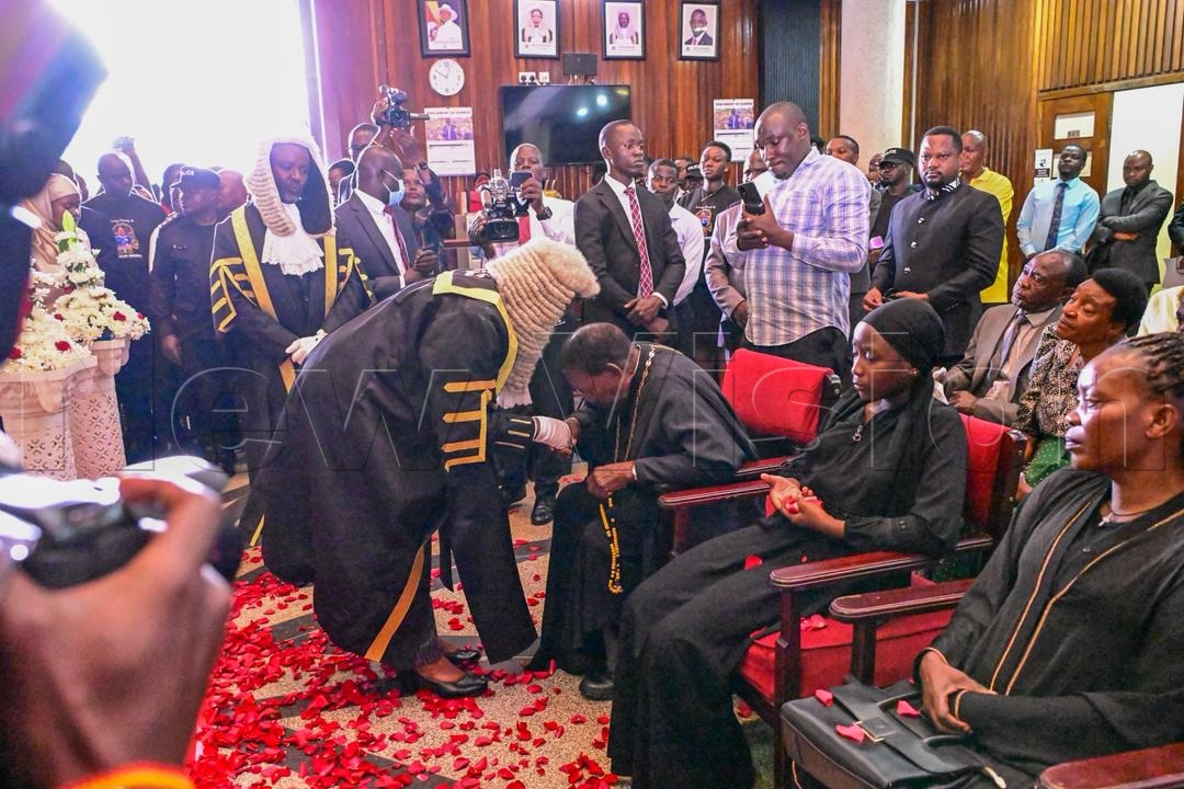 newvisionwire's tweet image. 🏛️ Parliament Tribute

A solemn moment at Parliament of Uganda as Speaker @AnitahAmong  and Deputy Speaker @Thomas_Tayebwa consoling Nakimuli’s daughter, Melanire Namirimu, alongside her parents and other close relatives.

📸 @kamiriam 
#VisionUpdates