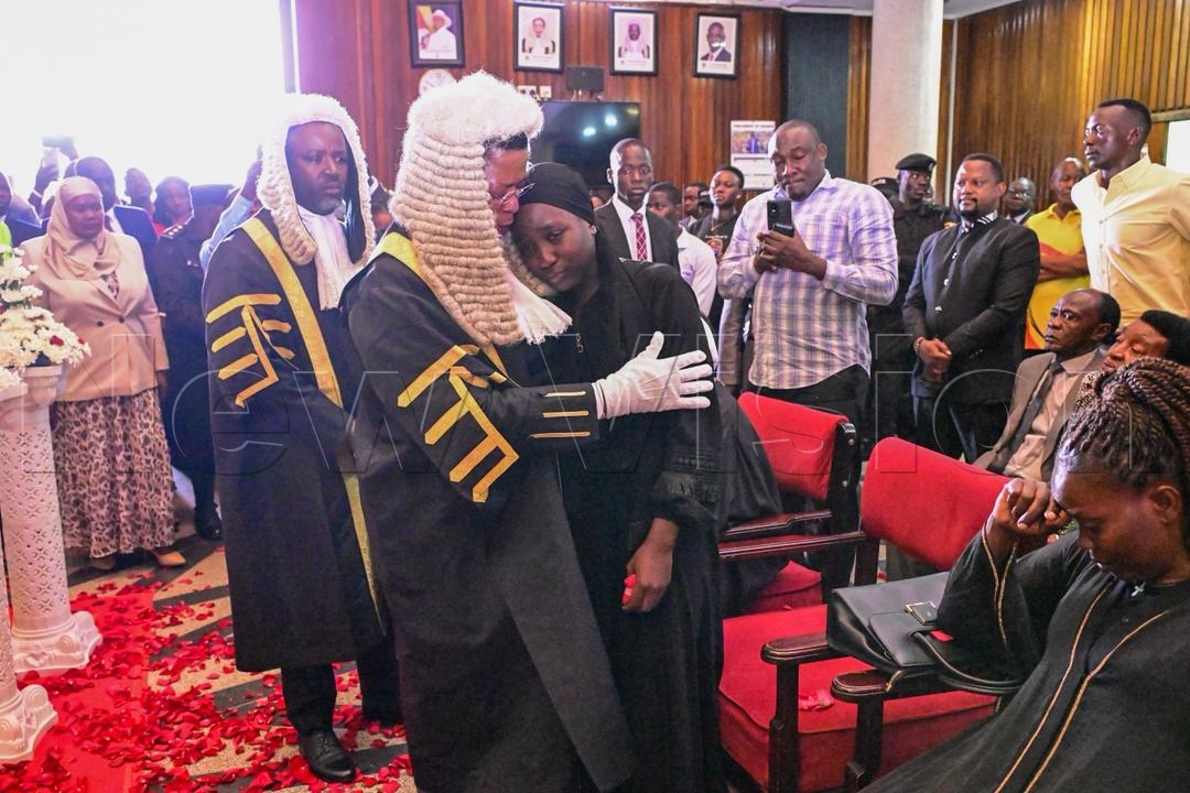 newvisionwire's tweet image. 🏛️ Parliament Tribute

A solemn moment at Parliament of Uganda as Speaker @AnitahAmong  and Deputy Speaker @Thomas_Tayebwa consoling Nakimuli’s daughter, Melanire Namirimu, alongside her parents and other close relatives.

📸 @kamiriam 
#VisionUpdates