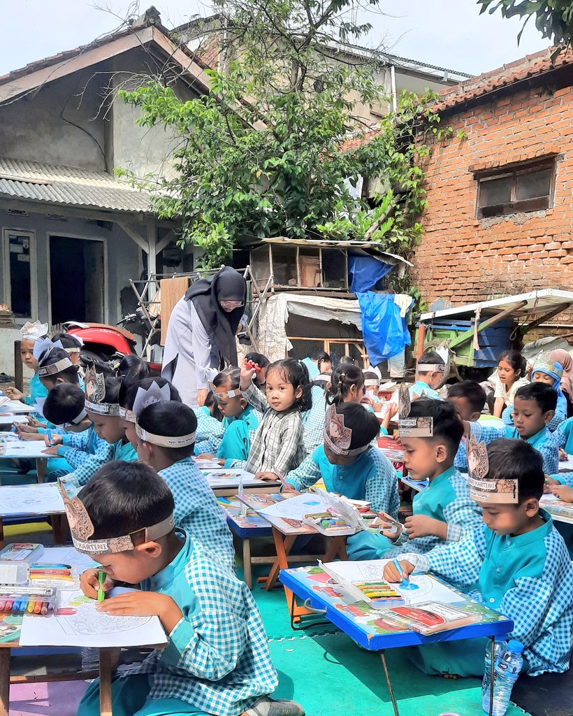 ocirsdh's tweet photo. memperingati hari kartini dengan lomba mewarnai, walaupun pada akhirnya "mau ke mamah, uti cape" hahaha padahal baru mewarnai setitik 😂 https://t.co/5tBm8t4Fx2