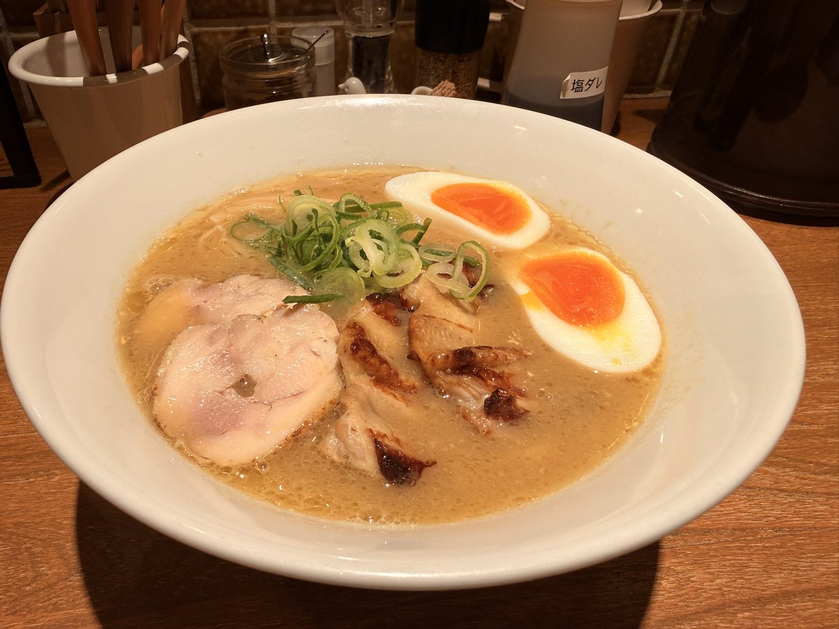 shkawata's tweet photo. 私は鳥スープ系ラーメンに目がない

迷わず行けよ、で、ぽてりのスペシャル

もう満足

ありがとー！ https://t.co/sLxhEJa5Cb
