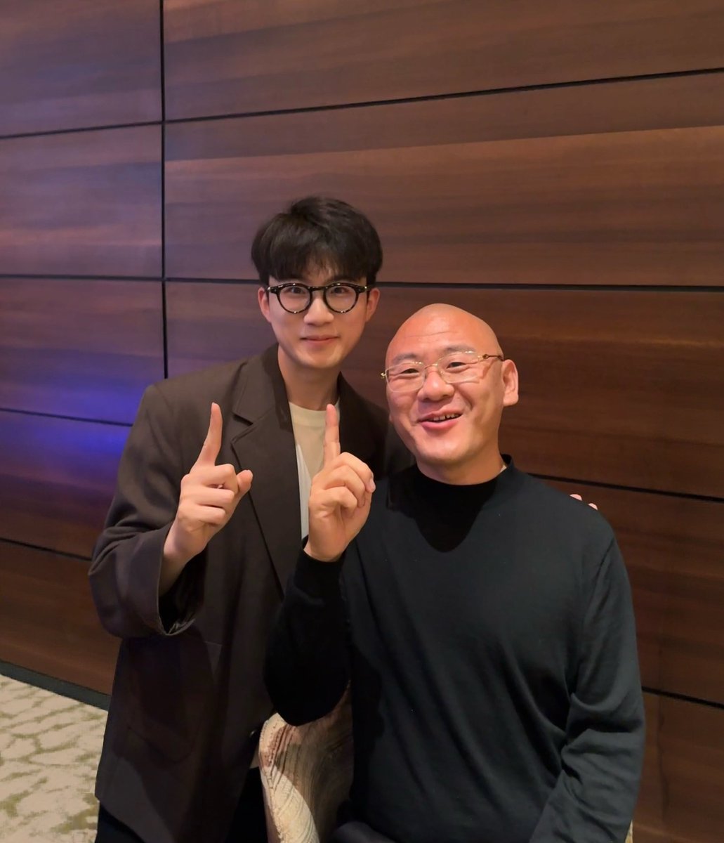 NFT_Chen's tweet photo. 宝二爷 @ChandlerGuo 唯一倒茅台敬酒的桌子

也是本次香港Web3嘉年华人气最旺的局🔥

相信 $BTC 会一直涨📈

宝二爷说好相约下一个十年！

#BTC #Crypto #Web3嘉年华 #香港 #火锅宴 #宝二爷 https://t.co/dUkJq28xvF