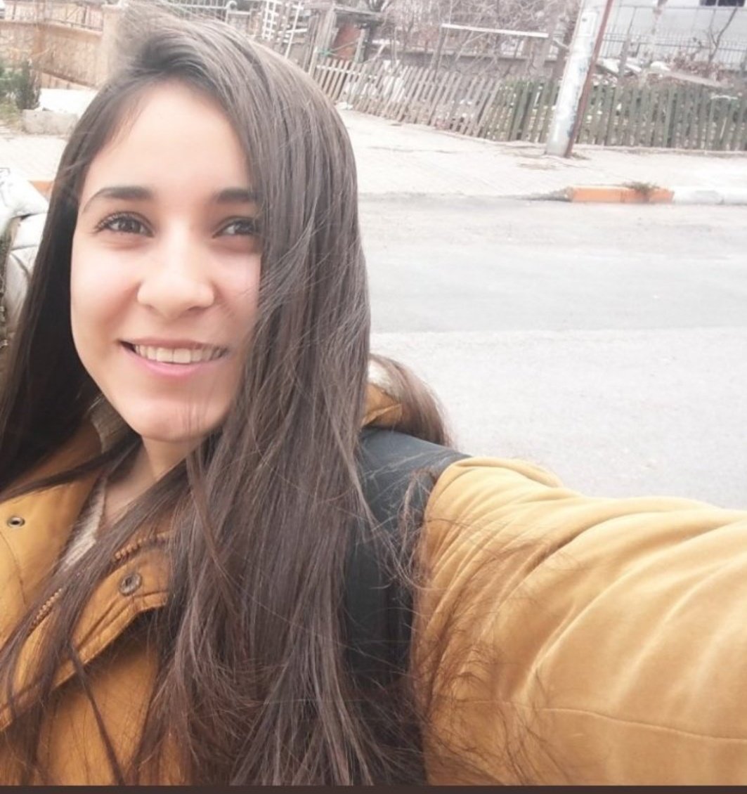 Dokuailesi's tweet photo. Katil mustafa sonelin annesi handan sonel neden hala dışırda bunlar uyandırmaya kıyamadığımız kızımızı bizden aldılar, yetmedi. Bizi ve devletin bütün kurumlarını köprüye götürüp film izler gibi bizi izlediler. Kızımızın naaşı nerde cevabı bu şeytanlar bu zebaniler de https://t.co/ASfr4MIznF
