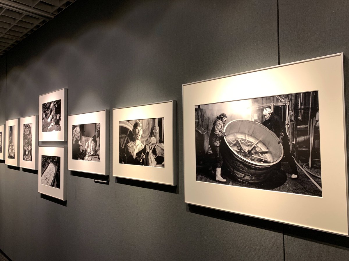 aidemsirius's tweet photo. 増田雄彦 写真展「和醸 -WAJO-」
期間：2026/04/23㈭～2026/05/13㈬
※休館：4/30㈭～5/6㈪、日曜日

信州上諏訪にある酒蔵「本金(ほんきん)」に通い、酒造りの一通りの工程を撮影した写真展。
日本酒好きの方はもちろんそうでない方も、迫力あるモノクロの作品をお楽しみください。

#写真展　#本金 https://t.co/GZR9YZnQVi