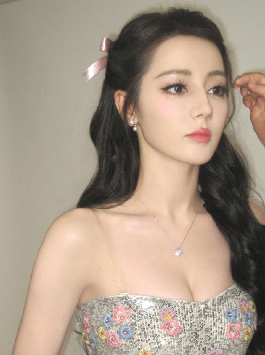 Dilireb59831950's tweet photo. Acting and face card soo goated that even the male celebrities openly confess their admiration for #dilraba 
To national football player ,actor like chenglei,Dylan,zheyuan,songweilong etc to atlet 

Now uk the hate she get is cause their favs can’t reach her level 🌸GODDESS 🌸 https://t.co/fcpJ31uyb8
