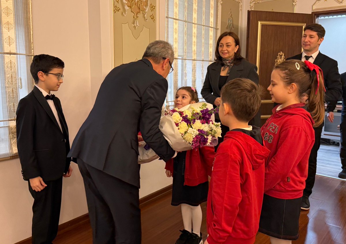 UskudarKaymakam's tweet photo. 23 Nisan Ulusal Egemenlik ve Çocuk Bayramı dolayısıyla Kaymakamımız Sn. Adem Yazıcı, görevini Özel Bilfen Çamlıca İlkokulu öğrencilerimize devretti. 

Geleceğimizin teminatı, kıymetli çocuklarımızın bayramı kutlu olsun.🇹🇷 https://t.co/xfDbYlz9vm