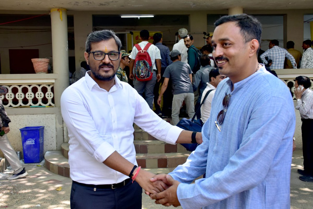 CEOGujarat's tweet photo. Happy Departure of Polling parties to respective Polling stations.
DEO Anand greeted them https://t.co/GlRr7Vijlc