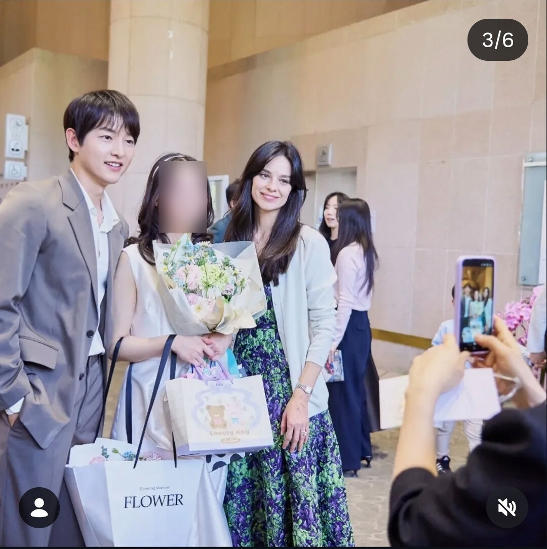 SBS_star's tweet image. “Song Joong-ki ♥ Katy Louise Saunders Make Rare Joint Appearance for Charity Concert
👉 Read full story here : sbsstar.net/article/N10085…

#songjoongki #katylouisesaunders #celeb #SBSStar #KEntertainmentNews
Follow @SBS_star for more updates!”