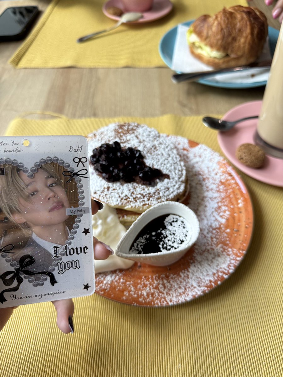 jimin tomando café da manhã em budapeste🤓