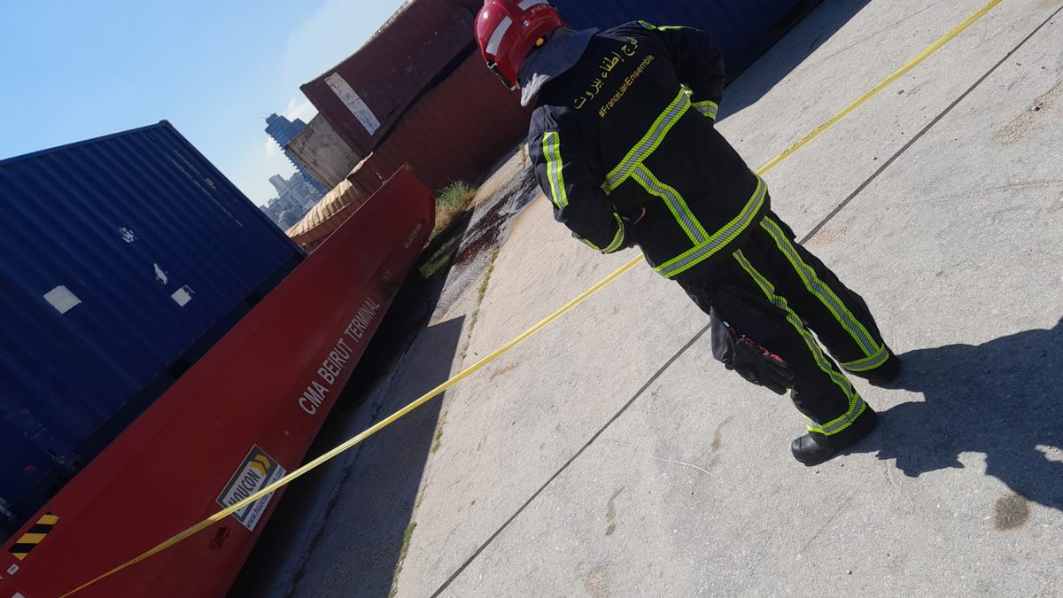 beirut_fire's tweet photo. بتاريخ ٢٠٢٦/٠٤/٢٢ عملت فرقة من فوج إطفاء بيروت  مركز المرفأ بالاضافة الى فرقة من ال CBRN على معالجة تسرب مواد كيميائية من احد الحاويات في حرم مرفأ بيروت. 
#فوج_إطفاء_ بيروت
#بلدية_بيروت
#مركز_المرفأ
#فرقة_CBRN https://t.co/QmeRQxFkqN