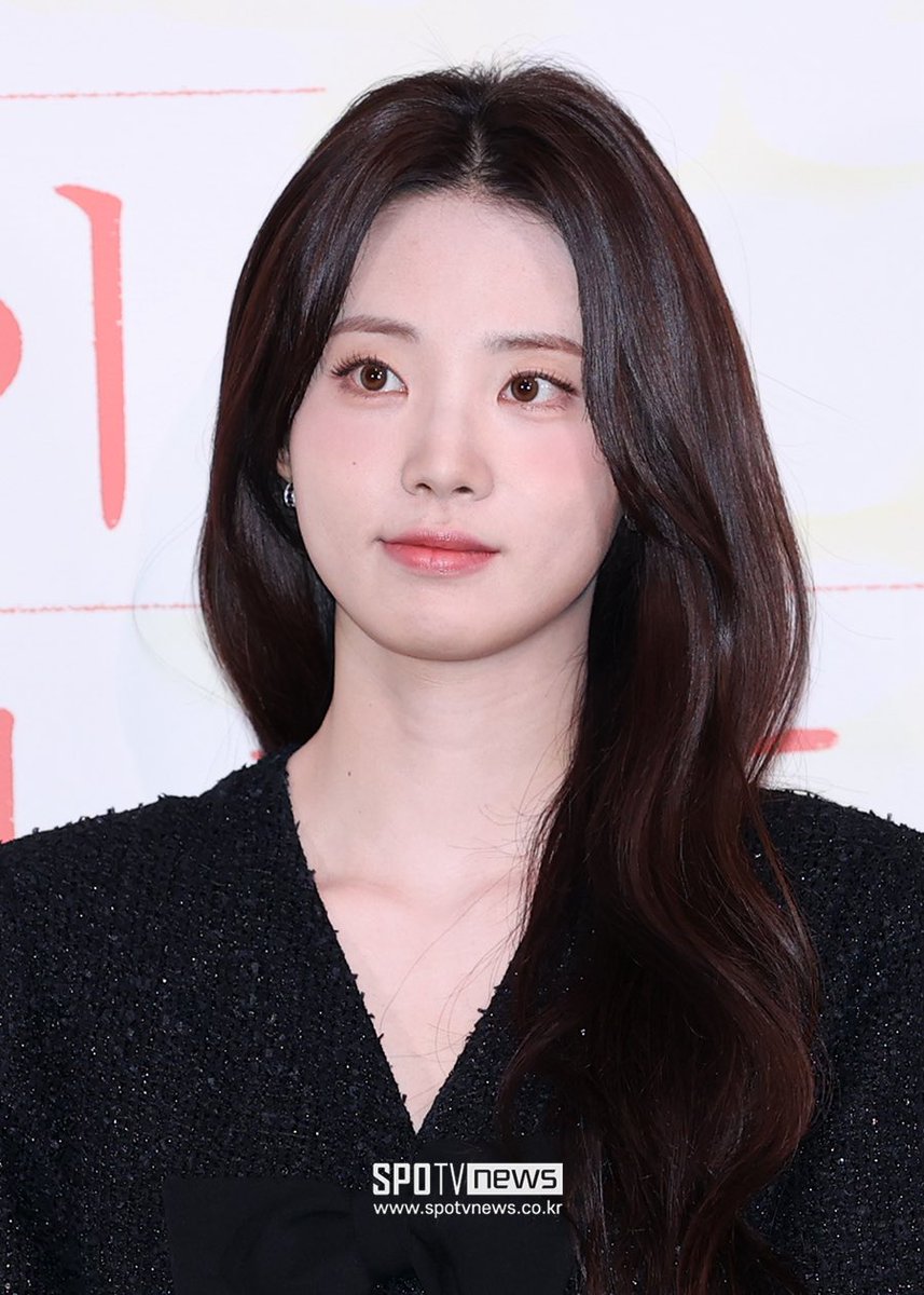 [단독] 신시아, 새 하이틴 로맨스 '담을 넘지 마시오' 주연 naver.me/GuCGnHEt

'담을 넘지 마시오'는 드라마 '그 해 우리는', '멜로무비' 등을 집필한 이나은 작가의 신작이다. 이번 작품은 하이틴 로맨스 장르물로, 풋풋한 청춘 멜로 감성이 돋보이는 작품이 될 전망.