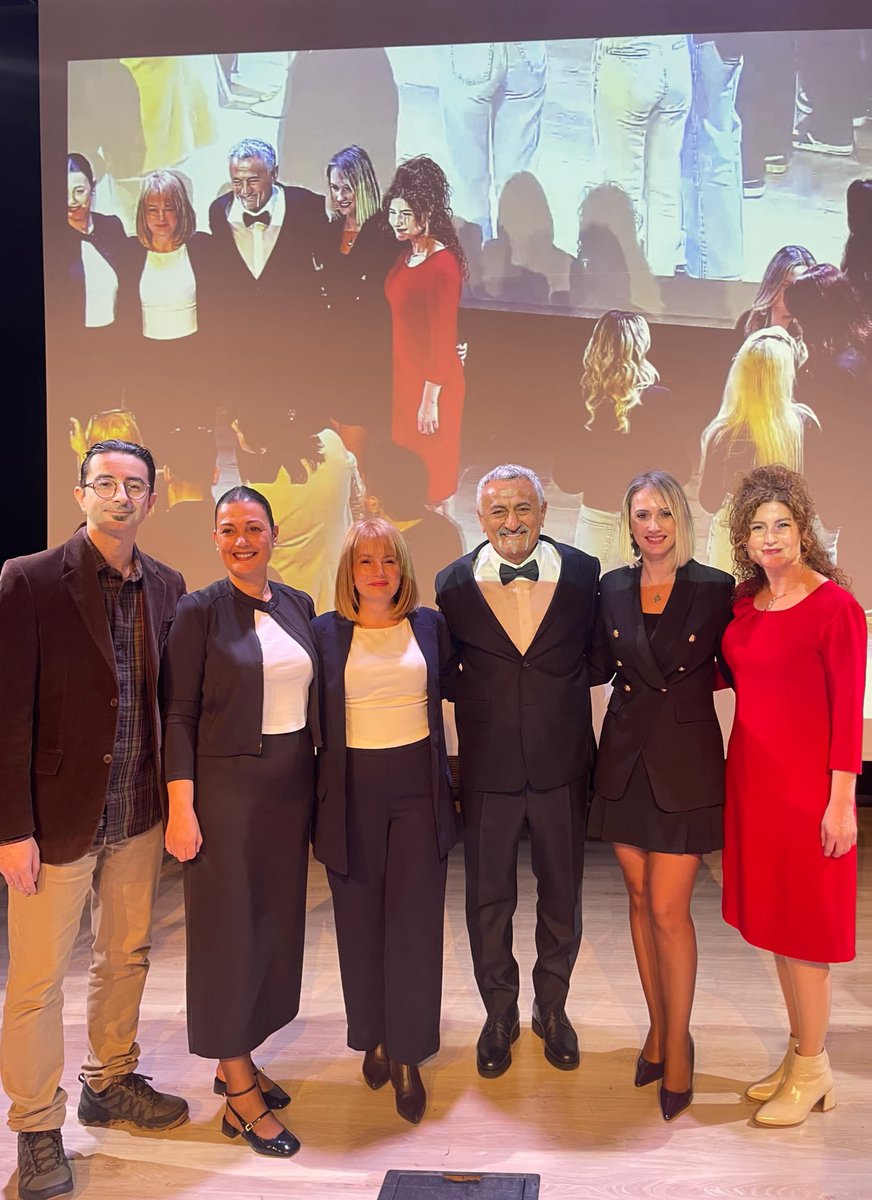 aeshmyo's tweet image. Güzellik ve Saç Bakım Hizmetleri Programı öğrencilerimiz sektörün önde gelen isimlerinden Sabit Akkaya’nın Bartın Üniversitesi’nin ev sahipliğinde gerçekleştirilen “Sabit Akkaya ile Kariyer Yolculuğu ve Uygulamalı Saç Sanatı Tasarımı Eğitimi” seminerine katılım sağladılar.

#BEUN