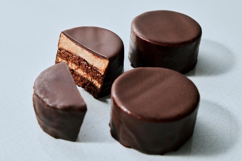 fashionpressnet's tweet photo. メゾンカカオ「生チョコトルタ」“濃厚”生チョコ＆アーモンドのケーキ、月に1度の特別スイーツ - https://t.co/bkxsamd3dd https://t.co/jAXX30w2Go