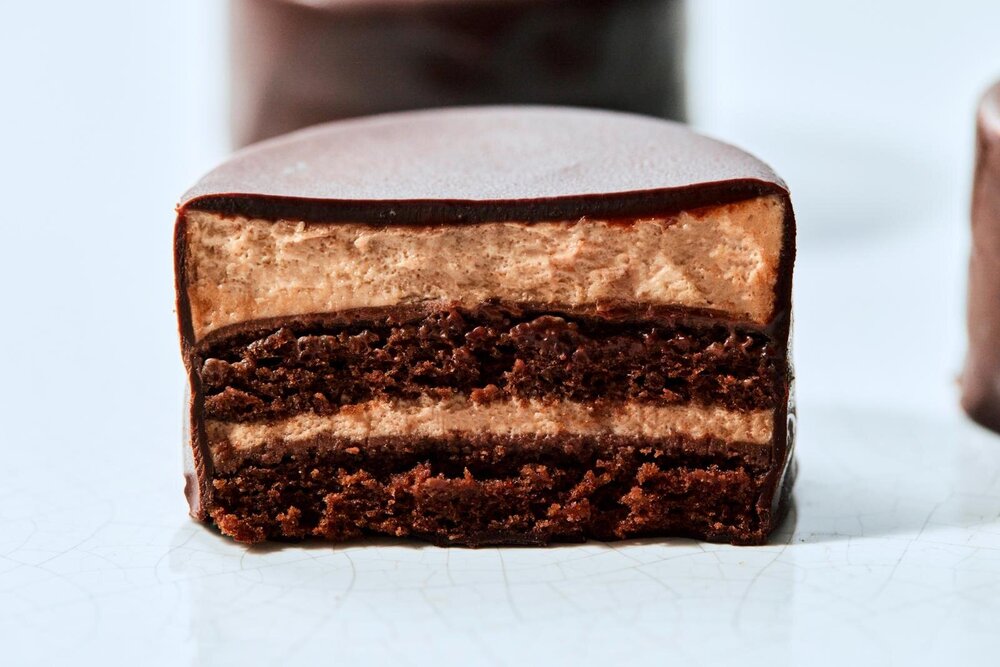 fashionpressnet's tweet photo. メゾンカカオ「生チョコトルタ」“濃厚”生チョコ＆アーモンドのケーキ、月に1度の特別スイーツ - https://t.co/bkxsamd3dd https://t.co/jAXX30w2Go