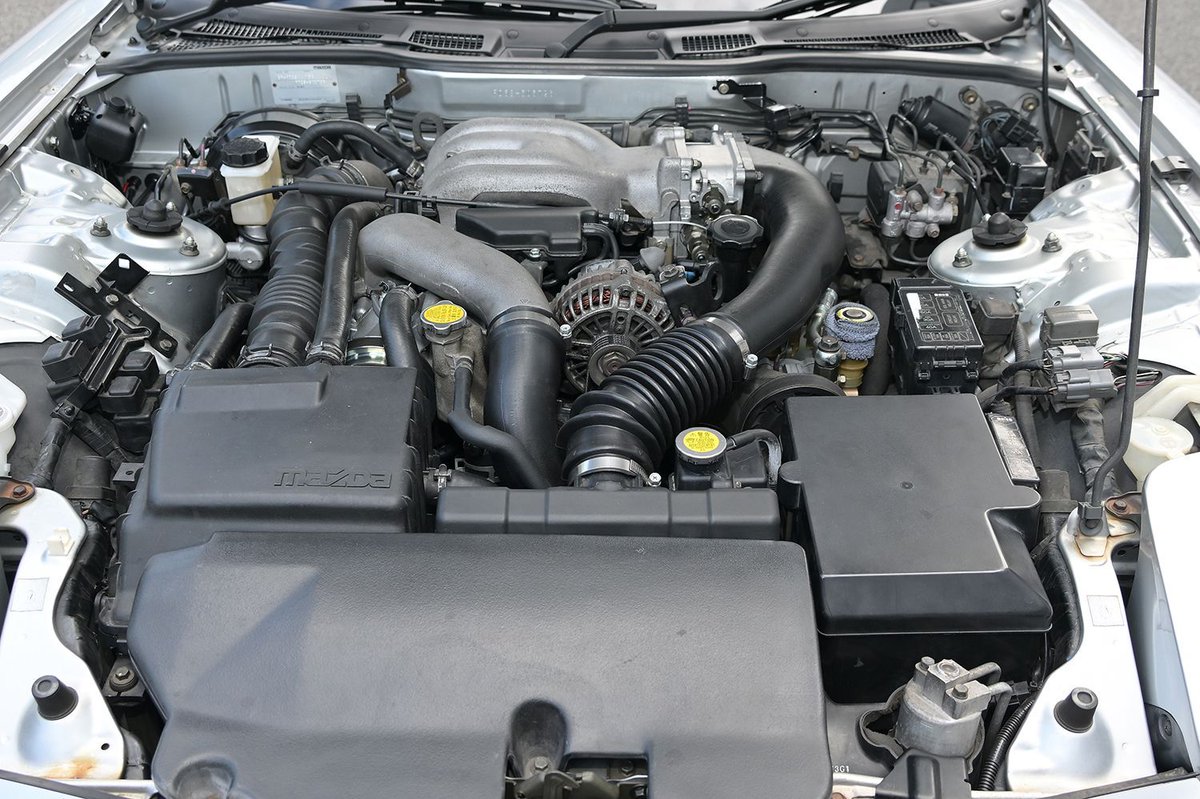 WEB_CARTOP's tweet photo. MX-30に発電用エンジンとして搭載されているロータリーエンジンですが、多くの人はRX-7やRX-8に搭載されていたロータリーの方に思い出、あるいは憧れがある人が多いでしょう。

そんな唯一無二のロータリーエンジンですが、維持管理をしていくのがかなり大変で、ちゃんとオイル管理をしないのはもちろん、適当なチューニングをするとすぐに調子が悪くなることでもおなじみでした。

とくに言われていたのが、「ロータリーは10万キロ前後でエンジンのオーバーホールが必要になる」という言い伝えです。

しかしなぜ、ロータリーは高頻度でオーバーホールが求められるのか、その理由に迫ります。

https://t.co/hFoklEcp1F