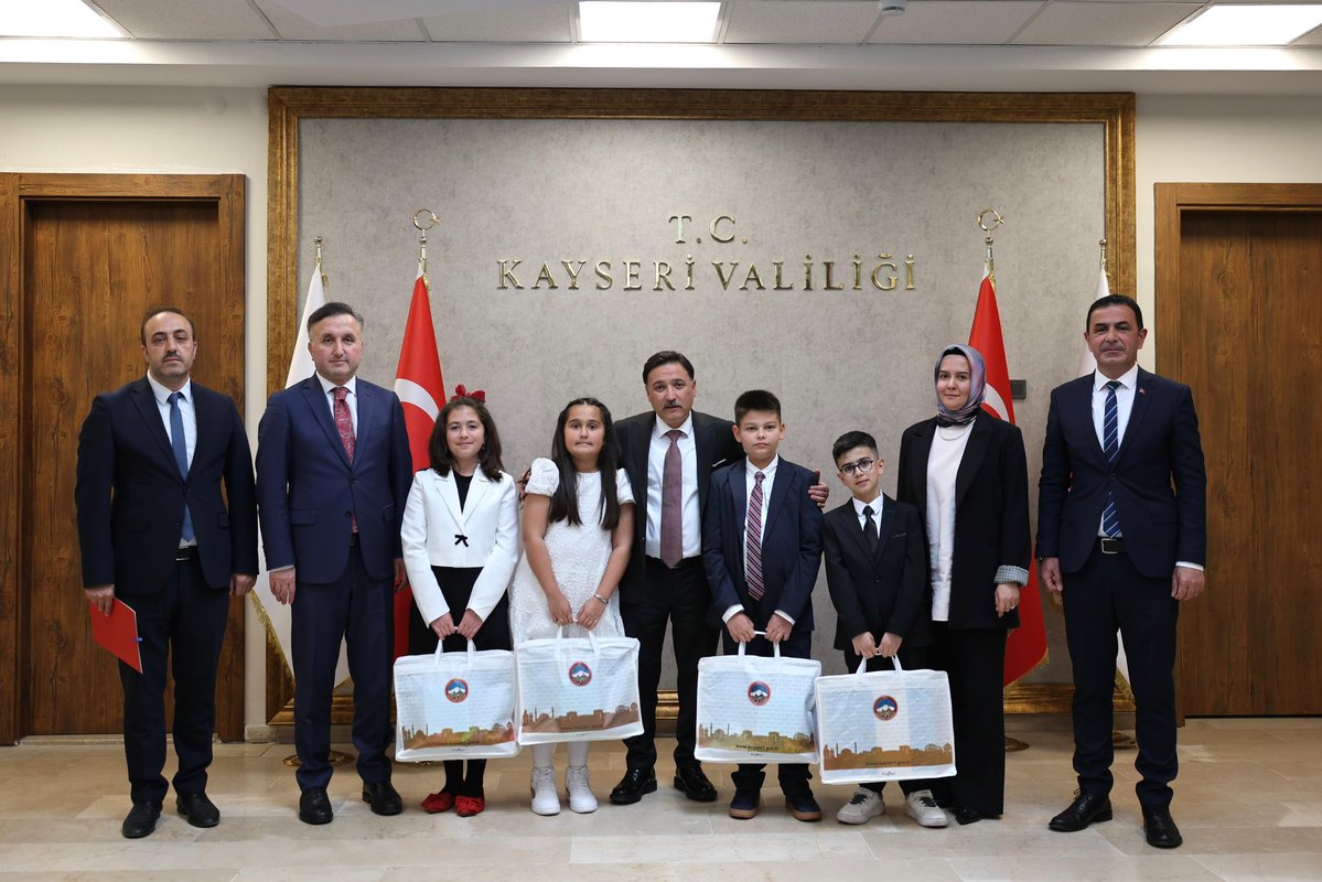 Valimiz Sayın Gökmen Çiçek, 23 Nisan Ulusal Egemenlik ve Çocuk Bayramı dolayısıyla Milli Eğitim Müdürü Coşkun Esen ve beraberinde, TOKİ Şehit Levent Çetinkaya İlkokulu okul müdürü, öğretmenleri ve öğrencilerini makamında kabul etti.