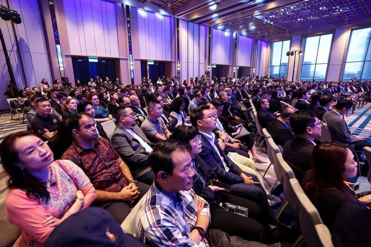 onnhafiz's tweet photo. Syukur Alhamdulillah, saya berpeluang menghadiri JS-SEZ Strategic Forum 2026 yang menghimpunkan lebih 400 pelabur global, peneraju industri serta rakan strategik dalam memperkukuh kedudukan Johor sebagai hab ekonomi serantau. 

Menerusi forum ini, saya menekankan kepentingan memudahcara pelaburan melalui peranan IMFC-J sebagai pusat sehenti, serta memperkukuh pembangunan bakat tempatan melalui JTDC agar seiring dengan keperluan industri. Johor juga komited memperkasa perusahaan kecil dan sederhana supaya turut menikmati limpahan ekonomi JS-SEZ.

Selain itu, saya turut menyaksikan pertukaran Letter of Intent (LoI) melibatkan GSP Automotive Malaysia, Paragon Globe Berhad dan JT Automation bersama Invest Johor, serta Memorandum Persefahaman (MoU) antara ChenBro dan Southern University College bagi memacu pembangunan bakat tempatan dalam STEM dan TVET. Di samping itu, UOB My Digital Space (MDS) turut dilancarkan bagi memperkasa literasi digital, keselamatan siber, aplikasi AI dan keusahawanan.

Kerajaan Negeri kekal komited untuk memastikan setiap pelaburan yang dibawa masuk memberi nilai tambah kepada negeri, khususnya melalui peluang pekerjaan berkualiti tinggi, pemindahan teknologi serta pertumbuhan ekonomi yang inklusif dan mampan untuk Bangsa Johor. Insya-Allah.

Allah Peliharakan Sultan
Allah Berkati Johor
Kepada Allah Kita Berserah

#BangsaJohor #MajuJohor #JSSEZ #JTDC #IMFCJ