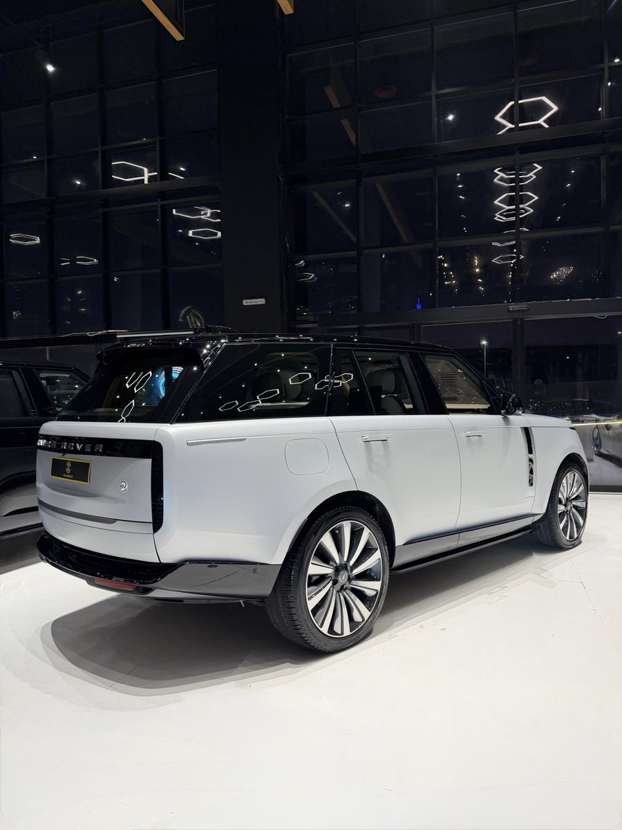 eleven_car's tweet image. عندما يجتمع الفن مع الهندسة، تظهر Range Rover SV. 💎
لون فريد يخطف الأنظار، وأداء يتجاوز التوقعات. إنها السيارة التي لا تحتاج إلى محرك صاخب لتُثبت أنها الأقوى؛ حضورها يكفي.
الرقيّ في أسمى صورِه. 🖋️
#RangeRover #SV #LuxuryLifestyle #السيارات_الفارهة #eleven_car