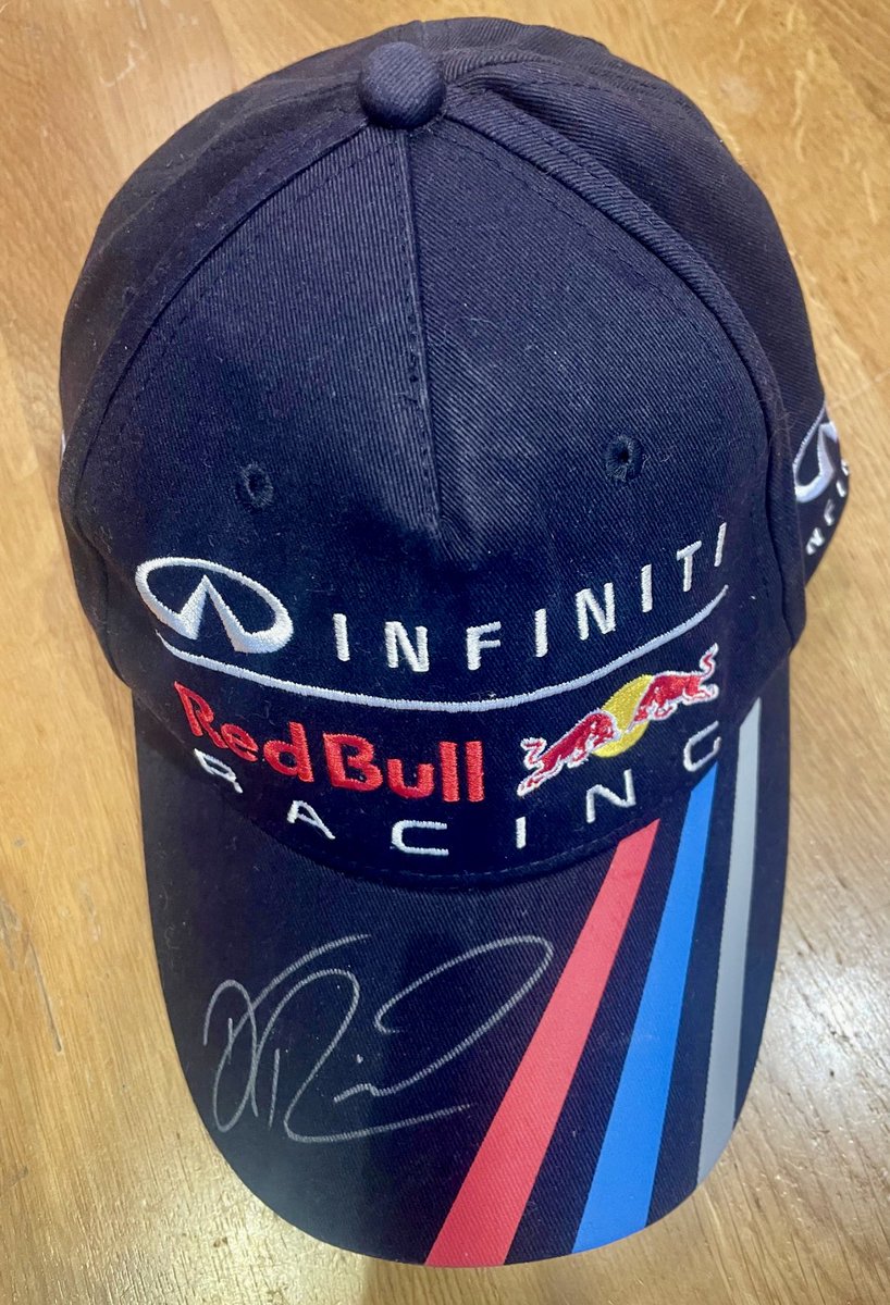 Latest item up for bids in our Silent Auction at jumblebee.co.uk/bathfestivalof… is this 2014 signed &amp; authenticated Red Bull Racing cap in mint condition. !
Daniel joined Red Bull in 2014 this is from his first season when he won 3 races &amp; finished 3rd in the driver’s championship !