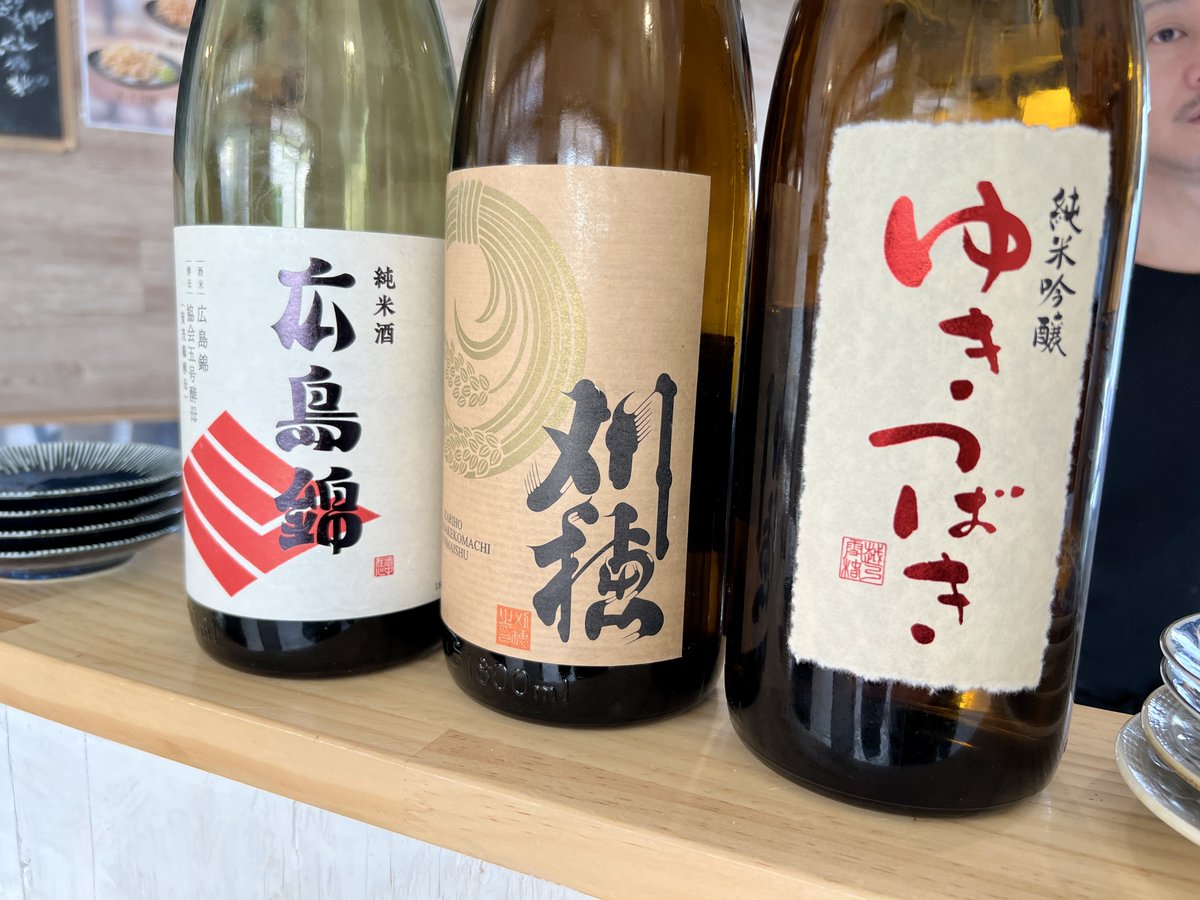 ishihara_takibi's tweet photo. 高幡不動駅前の「幸 海鮮sushiバル」。カウンターのみでキャパ4人。ふらっと入ったけどこだわりの日本酒とこだわりの握り（安い）が魅力的すぎる。立川からモノレールで11分ですよ。 https://t.co/luVmBawUfd