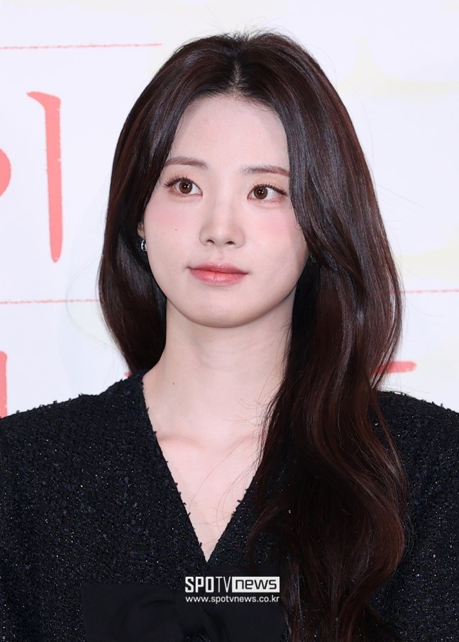 KoreanUpdates's tweet image. #ShinSiAh reportedly will take the lead role in a new teen romance drama &amp;lt;Do Not Climb Over The Wall&amp;gt; (literal trans). A work by writer LeeNaEun (Melo Movie, Our Beloved Summer).

m.entertain.naver.com/now/article/47…
#KoreanUpdates VF