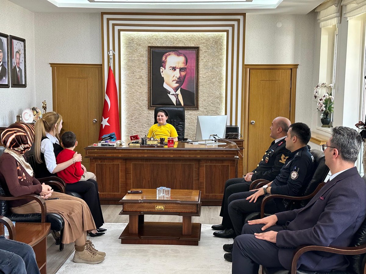 TC_Ladik's tweet photo. Sayın Kaymakamımız Tuğçe ORHAN, 23 Nisan Ulusal Egemenlik ve Çocuk Bayramı dolayısıyla kaymakamlık koltuğunu geleceğimizin teminatı olan çocuklarımızdan Aybüke ALBAYRAK, Ömer Eymen AYRI ve Cihan Mete İNAN’a devretti. 

23 Nisan Ulusal Egemenlik ve Çocuk Bayramı kutlu olsun. 🇹🇷 https://t.co/MHUOtZjQGi