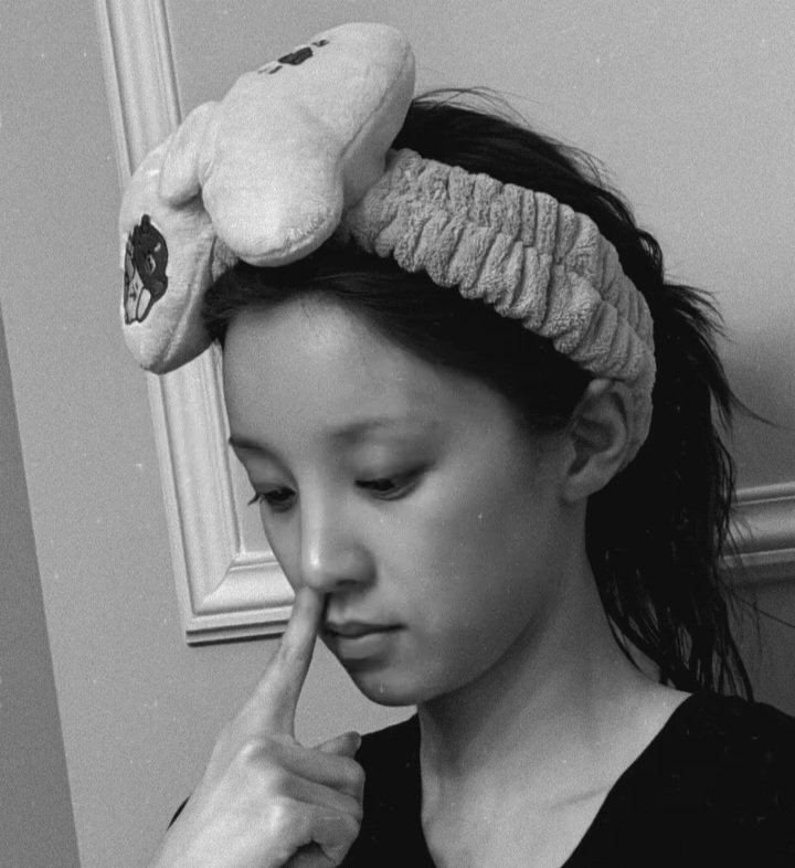 i-dle's YUQI shares new photos from the studio.