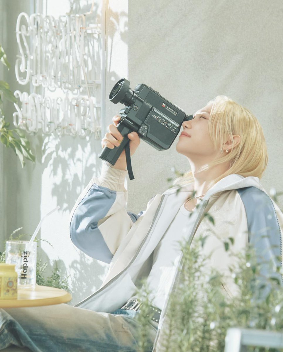 915_yong's tweet image. 【happiz_official IG】
🚨B컷 추가 공개🚨

나른한 오후, 필릭스는 어떻게 시간을 보내고 있을까?

여유로운 햇살 아래
취미생활을 즐기는 필릭스 발견!

그런데, 
샐러드랑 가볍게 즐기는 건
초록색깔의..Happiz?

My EveryDay Carry Soda
Happiz

#felix #해피즈 #happiz 

instagram.com/p/DXbFDJBDEb7/