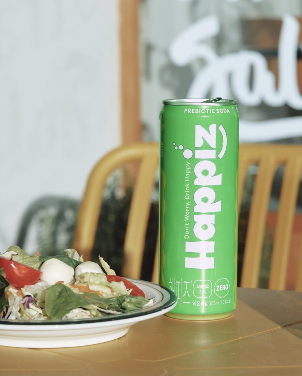 915_yong's tweet image. 【happiz_official IG】
🚨B컷 추가 공개🚨

나른한 오후, 필릭스는 어떻게 시간을 보내고 있을까?

여유로운 햇살 아래
취미생활을 즐기는 필릭스 발견!

그런데, 
샐러드랑 가볍게 즐기는 건
초록색깔의..Happiz?

My EveryDay Carry Soda
Happiz

#felix #해피즈 #happiz 

instagram.com/p/DXbFDJBDEb7/