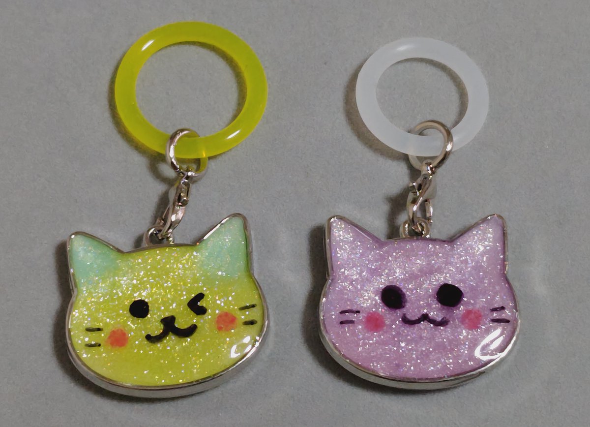 レジン液のあまりを空枠に流し込んで、アンブレラマーカーの猫ちゃん2個できました。
いつもゴールドの空枠を選ぶことが多いから、シルバー空枠作品は貴重かもしれない