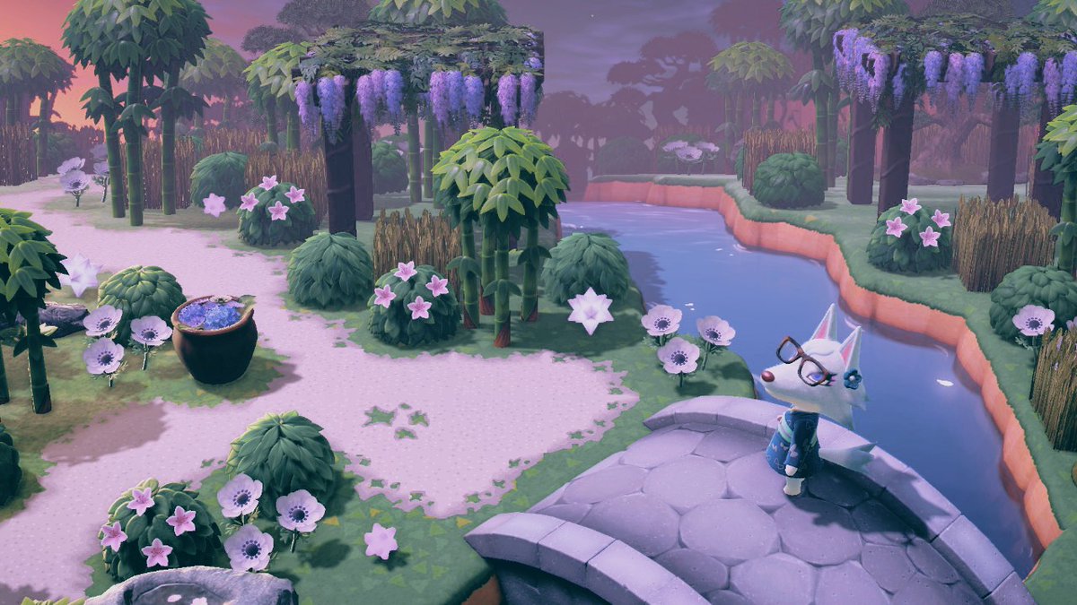 YPa6gvaNJXEcYvN's tweet image. 藤色に染まる島🪻🍇
4月下旬に見頃を迎える藤・アネモネ・ツツジを島に植えてみました✿🌿
花の色に合わせて、紫と白を基調にした和モダンな雰囲気のレイアウトに🟪⬜️
日没直後の空の色がよく似合いますね🌙🌟
#あつまれどうぶつの森 
#あつ森写真部 
#ACNH