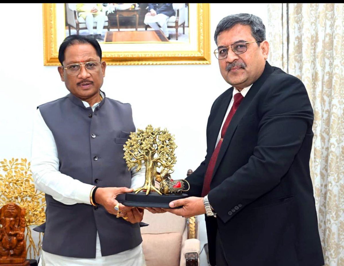 Sh.AjayKuShrivastava,CGM &amp; SHMPSO,called on Honble Chief Minister of Chhattisgarh, Sh.VishnuDevSai, at Raipur. During the meeting,shared detailed insights on the Oil&amp;Gas infra in the state,along with upcoming projects and assured  adequate supply  in meeting demand #StayCalmIndia