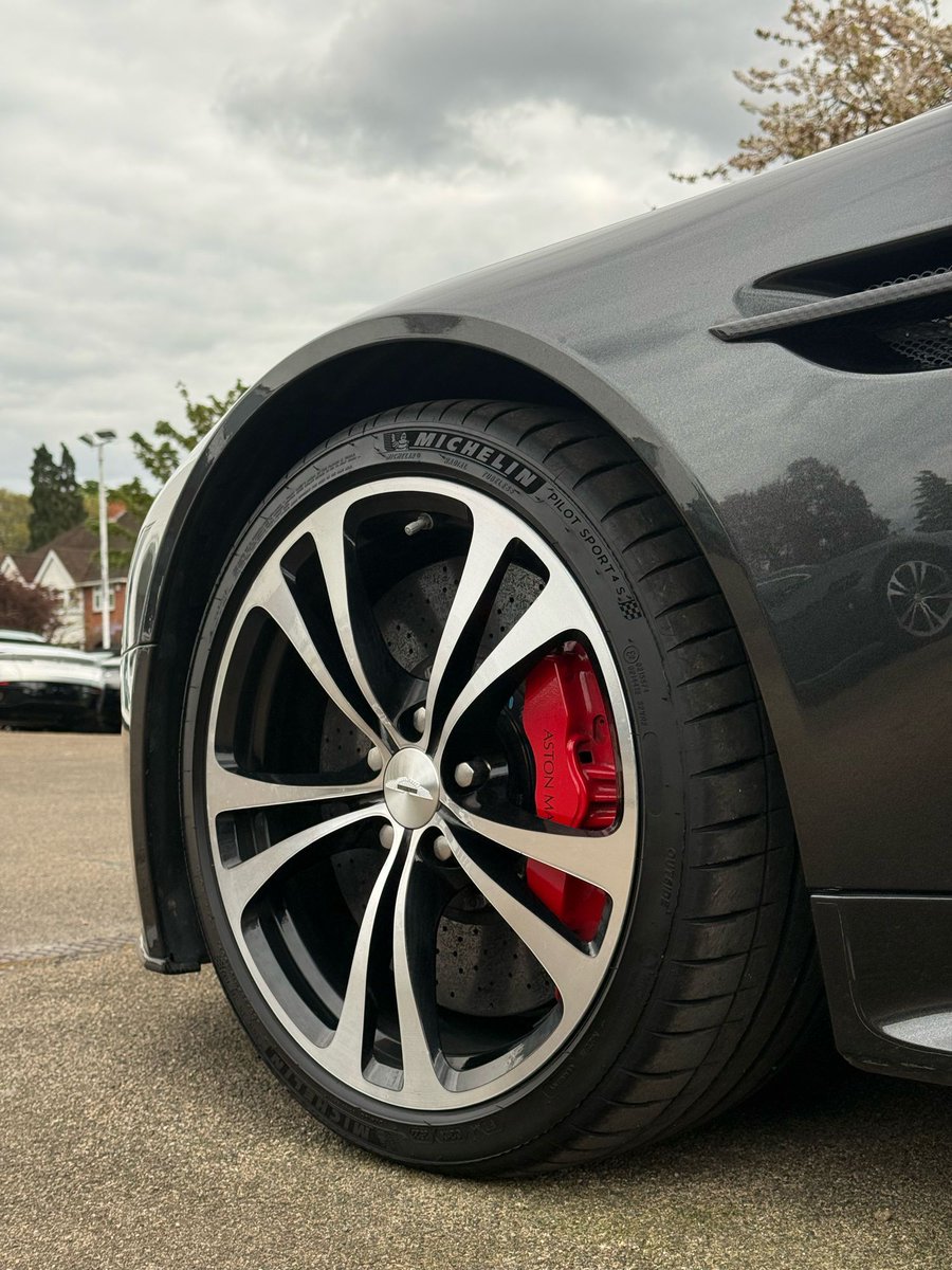 HWM_AstonMartin's tweet image. Forever timeless…

This V12 Vantage Roadster visited us for its annual service, and we enjoy seeing it every year. These cars really are beautiful, and specified uniquely with a red roof, it works superbly with the callipers!

#astonmartin #v12vantage #vantage