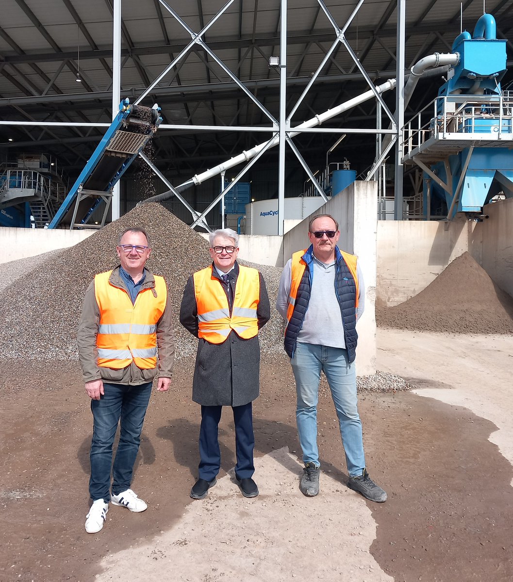 Prefet67's tweet image. #Economie | Michel Robquin, sous-préfet de Sélestat-Erstein, s’est rendu à #Scherwiller pour rencontrer l’entreprise VOGEL TP et visiter son centre de #recyclage VVK.📍

🏗️ Entreprise familiale engagée dans l’économie circulaire, VOGEL TP fait de chaque ressource un levier